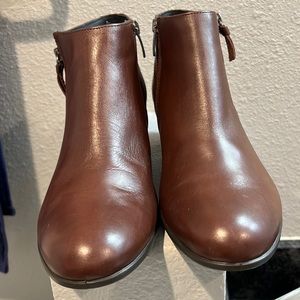 Ecco women’s  ankle Zip Boot Fashion  Size 10 Color Brown